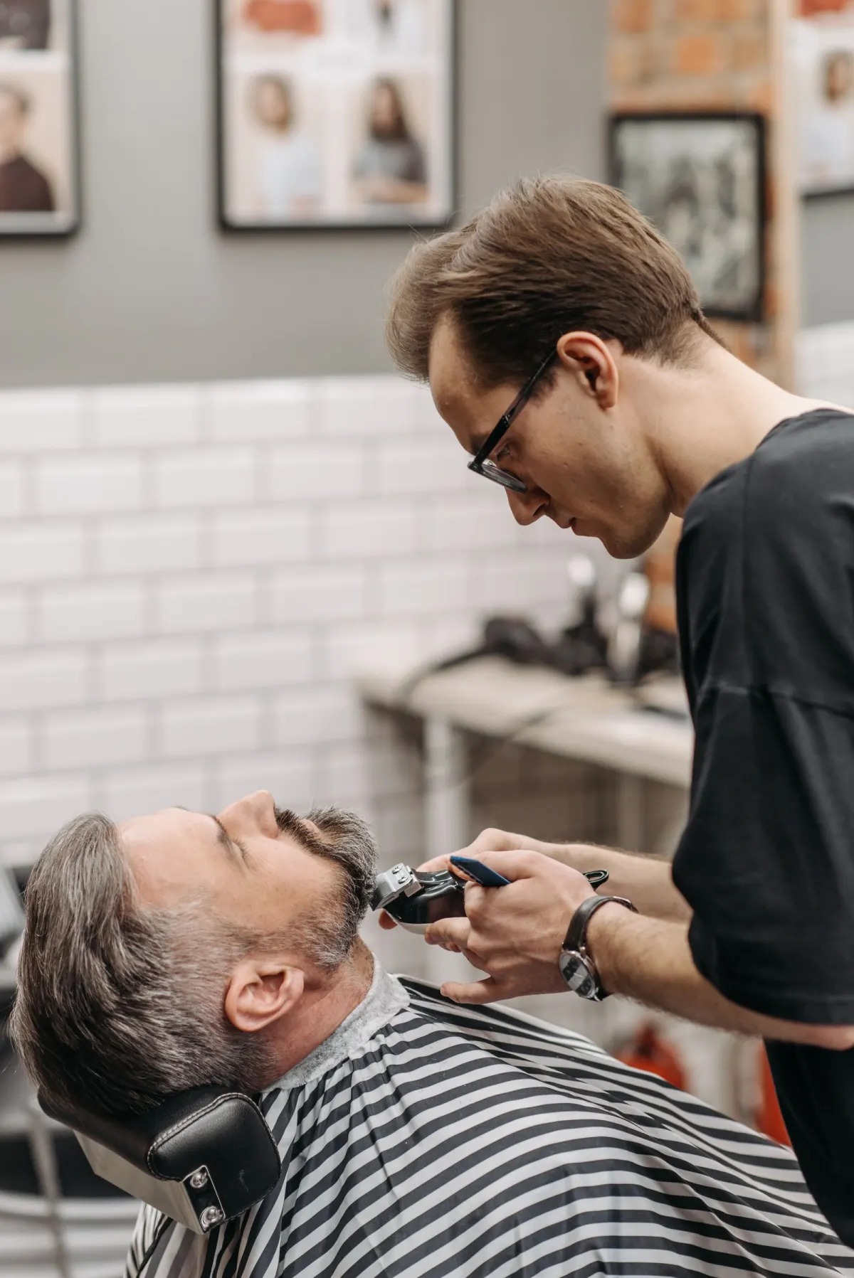 Portrait de Alex, coiffeur chez Gentlemen X Barbier