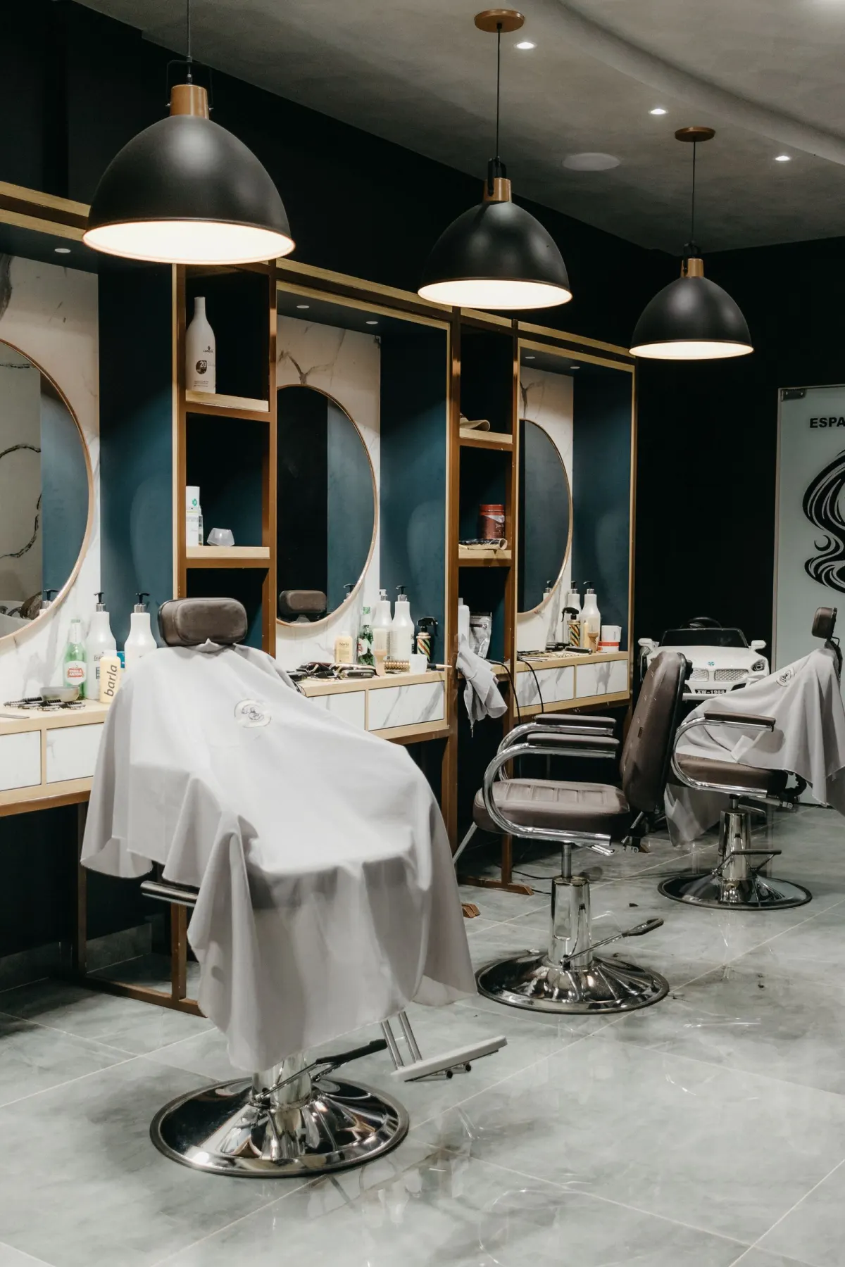 Intérieur moderne et chaleureux du salon Gentlemen X Barbier